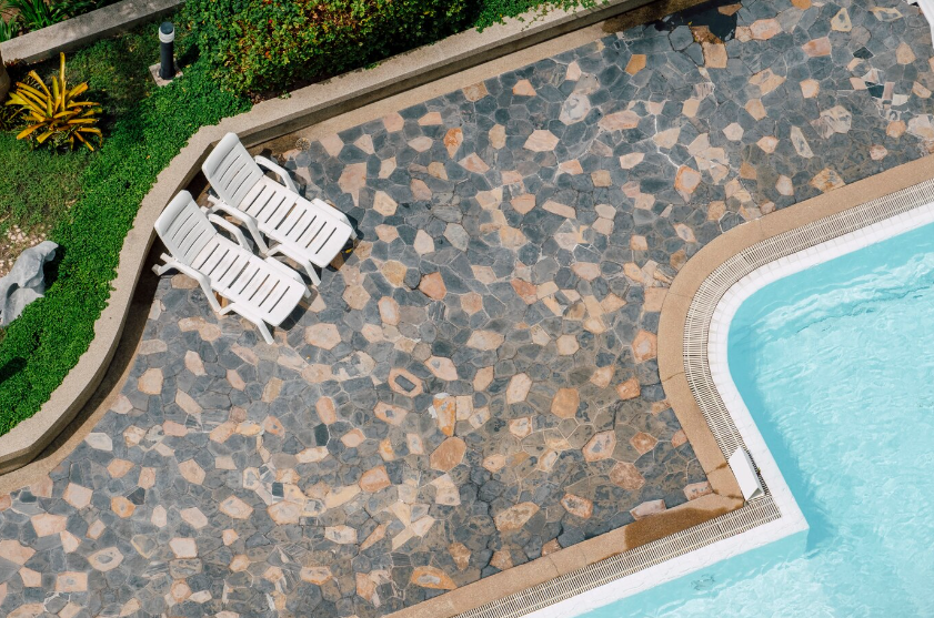 Pedras naturais em piscina